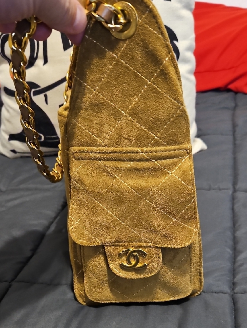 CHANEL Quilted Suede 25 Hobo Mini Bucket Bag in Mustard - Picture 4 of 10